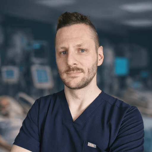 photo de profil de Louis, un homme en blanc